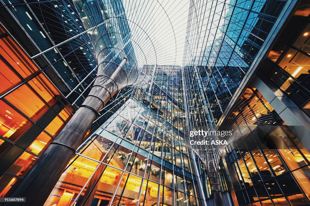 Verlichte kantoorgebouwen in Canary Wharf, Londen