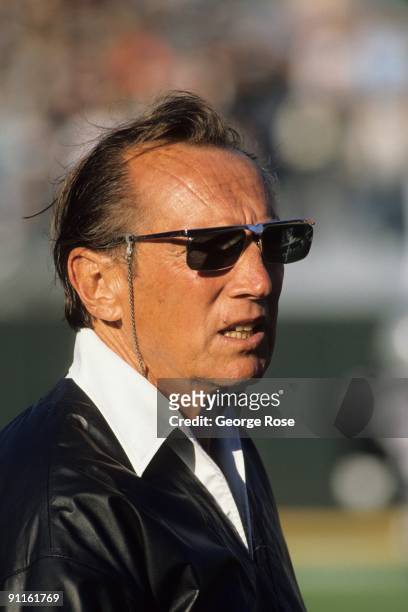Los Angeles Raiders owner Al Davis looks on during the preseason game against the Houston Oilers at the Los Angeles Memorial Coliseum on August 26,...