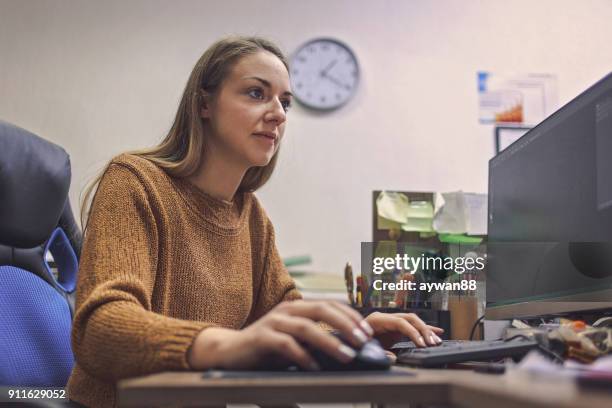 mooie vrouw werkt in afdrukken centar - editor stockfoto's en -beelden