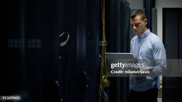it-techniker im serverraum - server professional stock-fotos und bilder