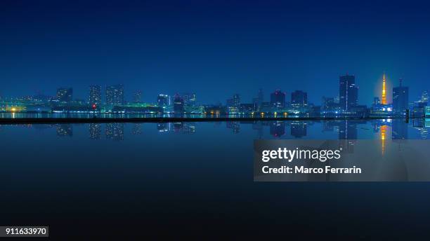 tokyo waterfront skyline at night - tokyo skyline stock-fotos und bilder