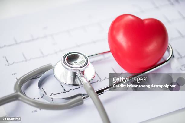 heart disease,stethoscope and heart,diagnose - cardiovascular disease stockfoto's en -beelden
