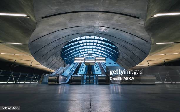 the canary wharf tube station , london - london architecture imagens e fotografias de stock