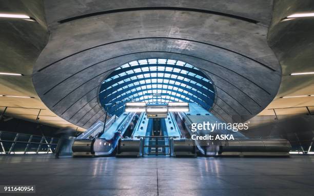地鐵站自動扶梯，金絲雀碼頭，倫敦，英國 - london underground 個照片及圖片檔