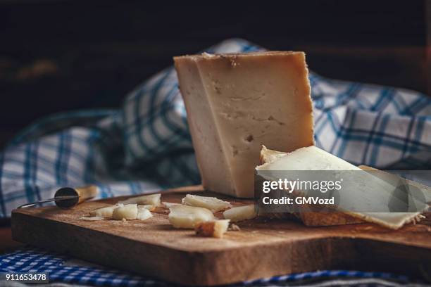 spaans voorgerecht variatie van goede kwaliteit kaas - iberian stockfoto's en -beelden