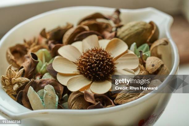 bowl of pot pourri / potpourri - variation 3 - pot pourri ストックフォトと画像