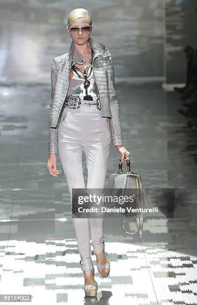 Model Vlada Roslyakova walks down the runway during the Gucci show as part of Milan Womenswear Fashion Week Spring/Summer 2010 at on September 26,...