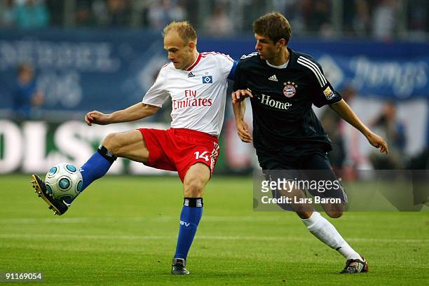 David Jarolim of Hamburg and Thomas Mueller of Muenchen battle for the ball during the Bundesliga match between Hamburger SV and FC Bayern Muenchen...