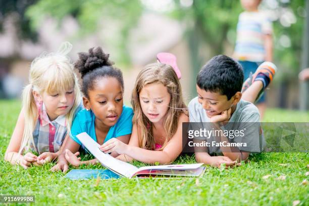 lectura de los niños - reading fotografías e imágenes de stock