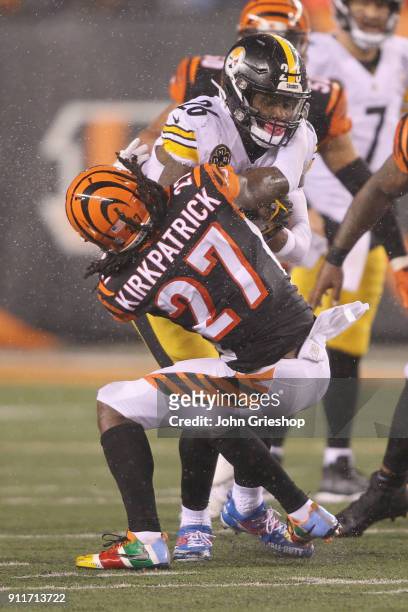 Le'Veon Bell of the Pittsburgh Steelers runs the football upfield against Dre Kirkpatrick of the Cincinnati Bengals during their game at Paul Brown...