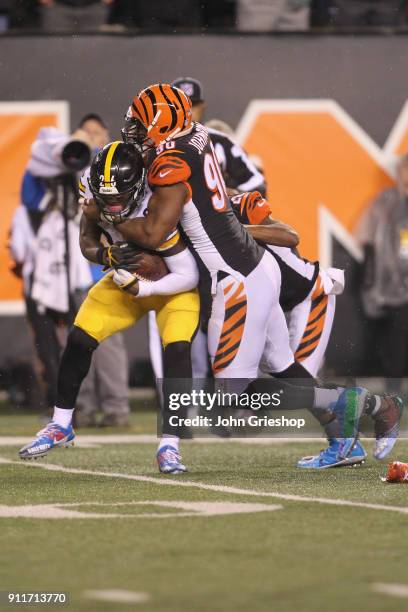 Le'Veon Bell of the Pittsburgh Steelers runs the football upfield against Michael Johnson of the Cincinnati Bengals during their game at Paul Brown...