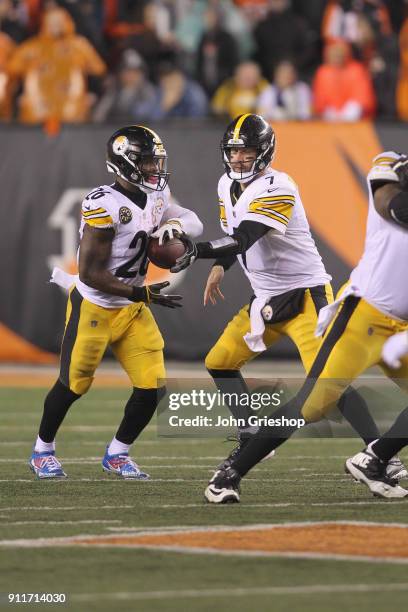 Ben Roethlisberger of the Pittsburgh Steelers hands off the football to teammate Le'Veon Bell during their game against the Cincinnati Bengals at...