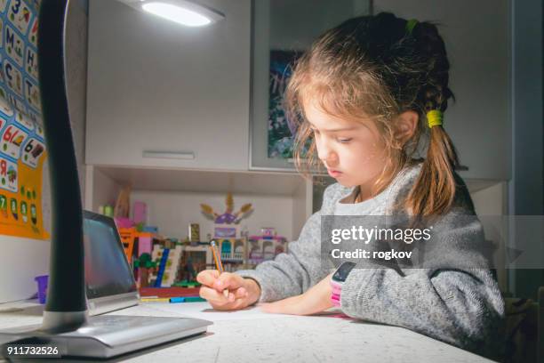 ejecución de clases en la escuela tarde en la noche a la luz de una lámpara de mesa. - abacus computer fotografías e imágenes de stock