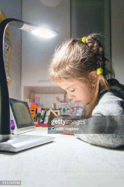 ejecución de clases en la escuela tarde en la noche a la luz de una lámpara de mesa. - abacus computer fotografías e imágenes de stock