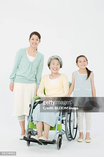 woman in wheelchair, daughter and granddaughter - grootmoeder witte achtergrond stockfoto's en -beelden