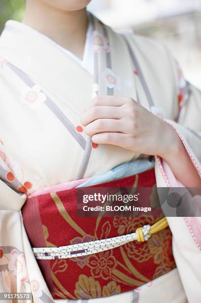 woman in kimono, mid section - 襟 ストックフォトと画像