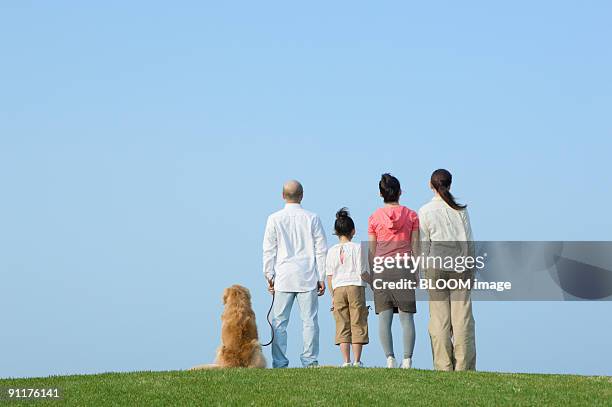 family with dog, rear view - dogs in a row stock pictures, royalty-free photos & images