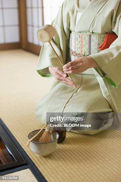 senior woman in kimono performing tea ceremony - bamboo dipper - fotografias e filmes do acervo