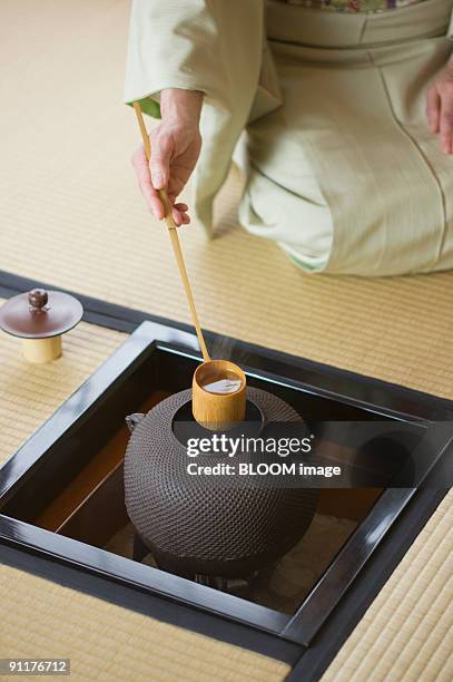 senior woman in kimono performing tea ceremony - bamboo dipper - fotografias e filmes do acervo