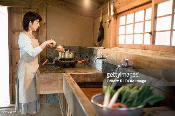 https://media.gettyimages.com/id/91177021/photo/mature-woman-cooking-in-traditional-japanese-kitchen.jpg?s=612x612&w=gi&k=20&c=BOpn1clXTQFG8CqOug3vUVaL-mdRiFwKfI1dvi_IH08=