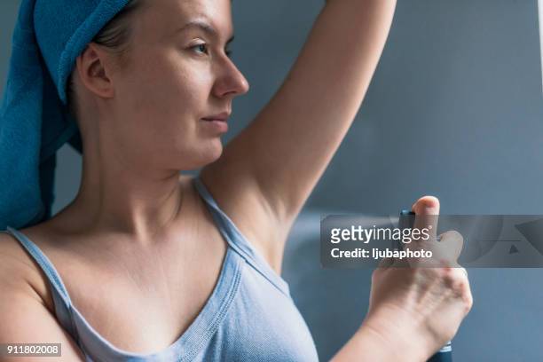 de spray die haar droge hele dag houdt - armpit woman stockfoto's en -beelden