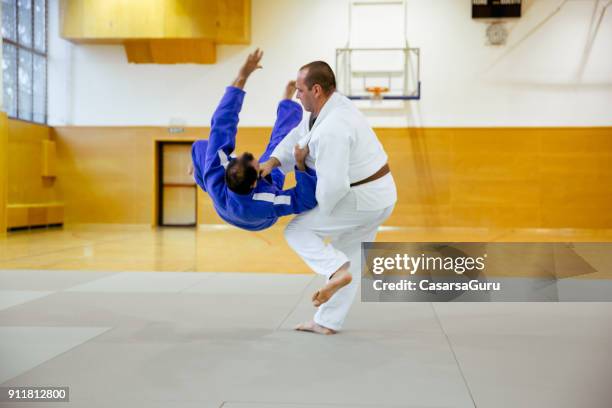 judoist fighters concurreren in judo wedstrijd - asian indoor & martial arts games stockfoto's en -beelden