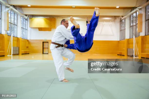 judoist fighters concurreren in judo wedstrijd - asian indoor & martial arts games stockfoto's en -beelden
