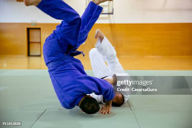 judoist fighters concurreren in judo wedstrijd - asian indoor & martial arts games stockfoto's en -beelden