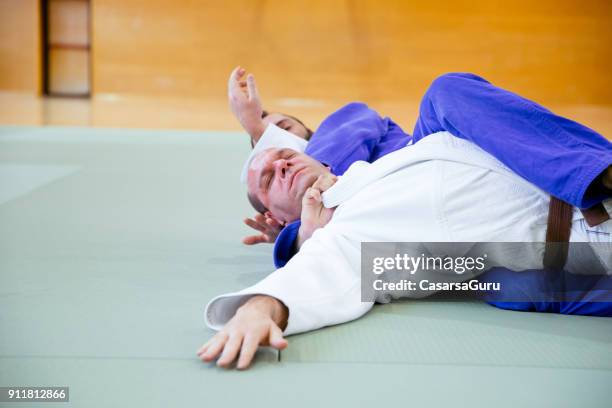 zwei judoist kämpfen - chokehold stock-fotos und bilder