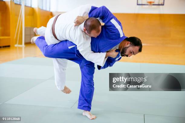 twee judoist vechten - asian indoor & martial arts games stockfoto's en -beelden