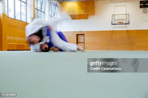 twee judoist bestrijding van hand tot hand - asian indoor & martial arts games stockfoto's en -beelden