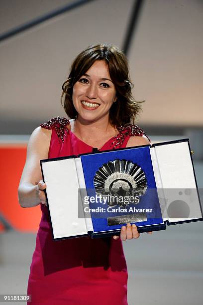 Spanish Lola Duenas recieves the 57th San Sebastian International Film Festival's "Silver Shell" to the best actress, for her film "Yo Tambien" at...