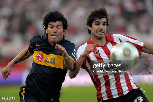 Estudiante's Juan Diaz battles for the ball with Boca Junior´s Gary Medel during an Argentina's first division soccer match on September 26, 2009 in...