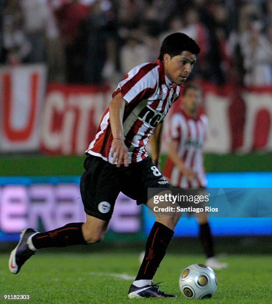 Enzo Perez of Estudiantes during an Argentina's first division soccer match on September 26, 2009 in Buenos Aires, Argentina. .