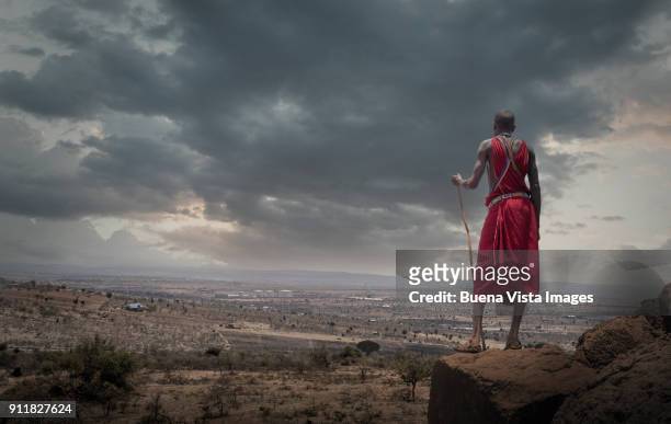 masai man watching urbanization. - nativo da áfrica - fotografias e filmes do acervo