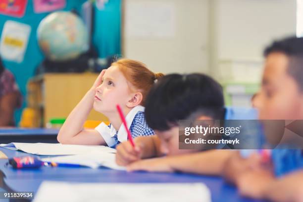 schulkinder, gelangweilt und müde in der klasse. - black and white sad boy stock-fotos und bilder