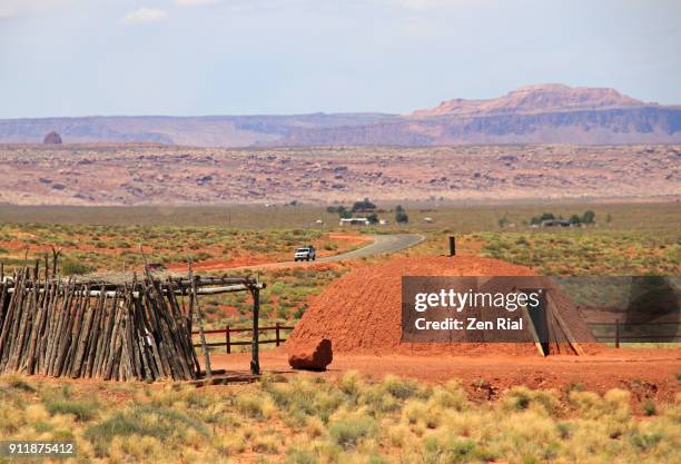 navajo hogan house in monument valley, arizona, usa - navajo hogan stockfoto's en -beelden