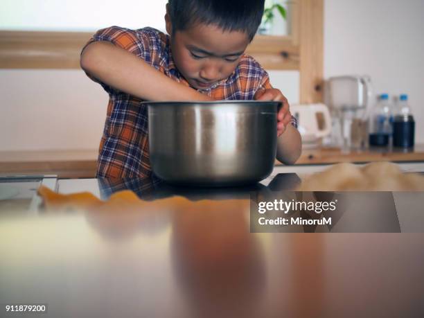 child eating secretly - cabello negro fotografías e imágenes de stock