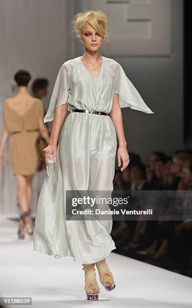 Model Vlada Roslyakova walks down the runway during the Fendi show as part of Milan Womenswear Fashion Week Spring/Summer 2010 at on September 26,...