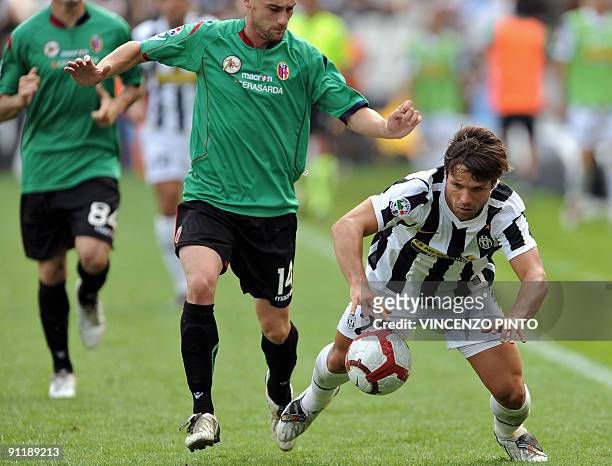 Juventus' Brasilian midfielder Diego vies with Bologna's midfielder Roberto Guana during the Serie A football match at Olympic stadium against...