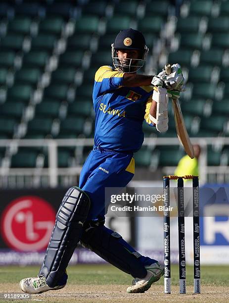 Nuwan Kulasekara of Sri Lanka hooks during the ICC Champions Trophy Group B match between New Zealand and Sri Lanka played at Wanderers Stadium on...