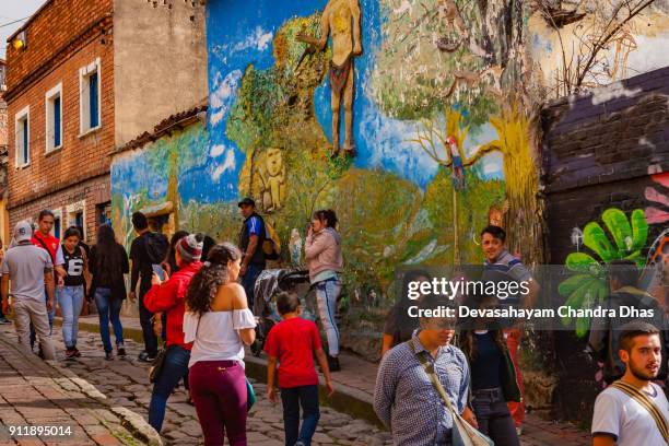 bogotá, kolumbien - touristen und lokale kolumbianer auf den schmalen, gepflasterten calle del embudo in la candelaria die altstadt der hauptstadt anden - embudo stock-fotos und bilder