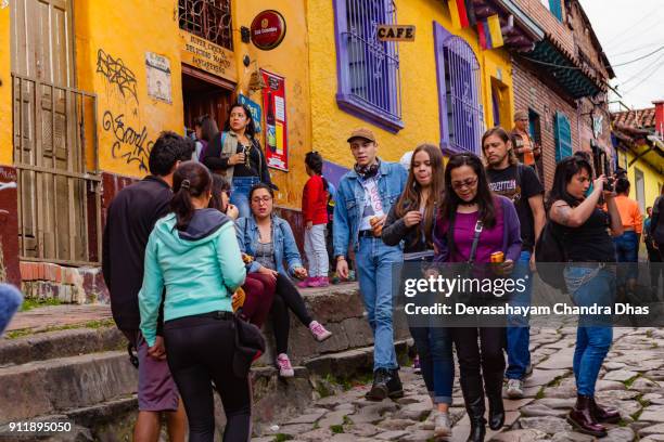 bogotá, colombia - los turistas y locales colombianos en las estrechas y empedradas, calle del embudo en el histórico barrio de candelaria de la capital de los andes - calle del embudo fotografías e imágenes de stock