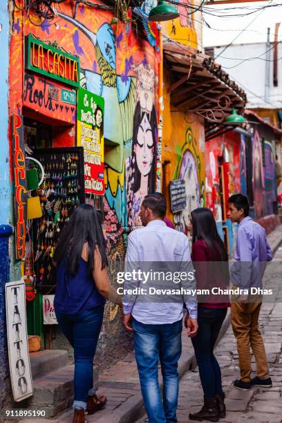 bogotá, colombia - algunos aspecto de turistas colombianos locales en una tienda en el estrecho, empedrado calle del embudo en el histórico barrio de candelaria de la capital de los andes - calle del embudo fotografías e imágenes de stock