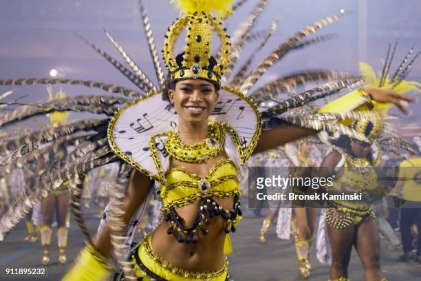 samba dancers at rio carnival - carnaval in rio de janeiro fotografías e imágenes de stock