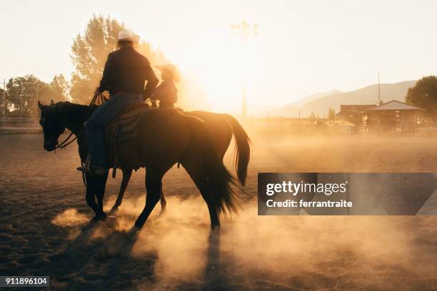 padre e figlio alla rodeo arena - cowboy foto e immagini stock