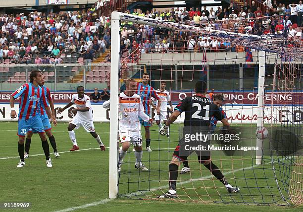 Daniele De Rossi of AS Roma scores a goal during the Serie A match between Catania Calcio and AS Roma at Stadio Angelo Massimino on September 27,...
