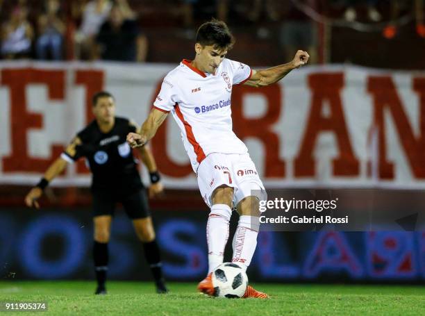 Iganacio Pussetto of Huracan takes a penalty kick during a match between Huracan and River Plate as part of Torneo Primera Division 2017/18 at Tomas...