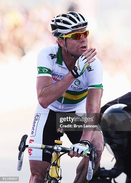 Cadel Evans of Australia crosses the finish line to win the Men's Road Race at the 2009 UCI Road World Championships on September 26, 2009 in...