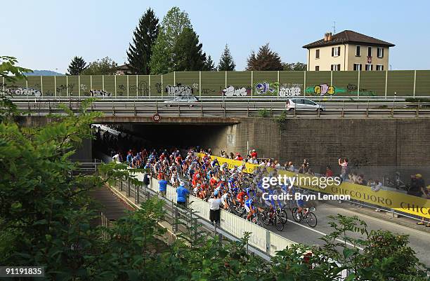 The peloton makes its way through the streets of Mendrisio on the Men's Road Race at the 2009 UCI Road World Championships on September 26, 2009 in...